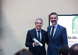 El alcalde tras recoger la subvención, de manos del consejero.