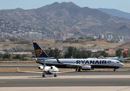 Avión de Ryanair en las pistas del aeropuerto esperando para despegar.