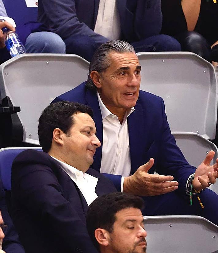 Imagen secundaria 2 - Aficionados en la grada, Isidro Rubiales y Manuel Azuaga y Sergio Scariolo, seleccionador nacional