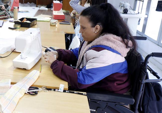 Tamara Gutiérrez tuvo un accidente y ha cogido miedo a volver a andar. Ahora aprende a coser, a leer y a escribir. Pero quiere ser peluquera.