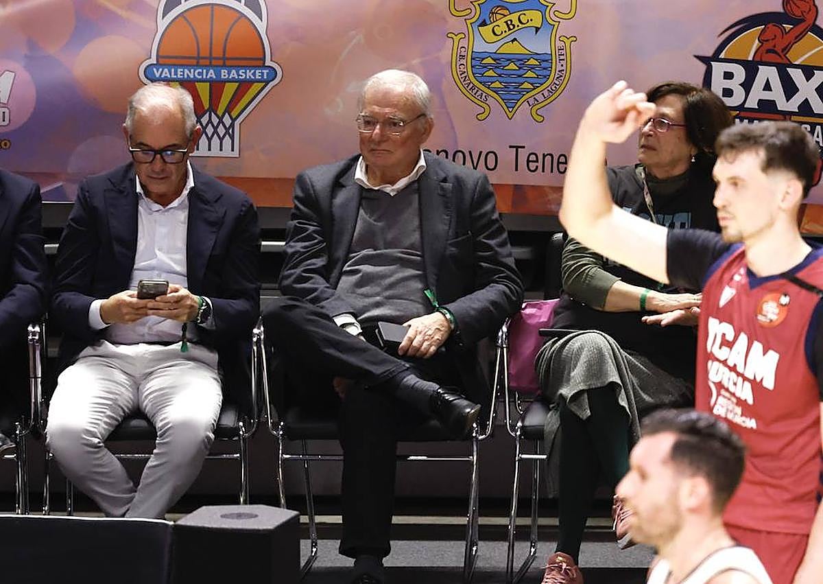 Imagen secundaria 1 - Aficionados en la grada, Isidro Rubiales y Manuel Azuaga y Sergio Scariolo, seleccionador nacional