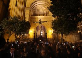 El Cristo de Ánimas de Ciegos sale de la Catedral tras la celebración del vía crucis.