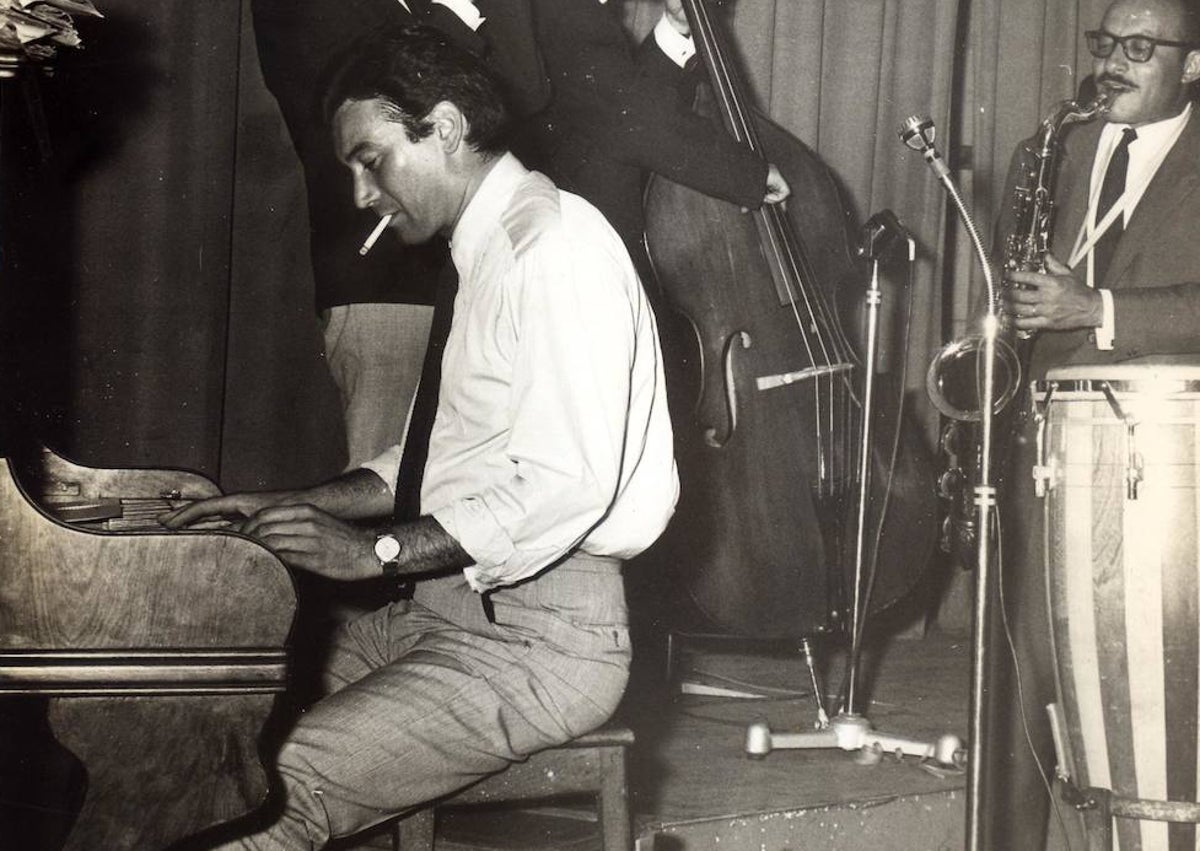 Imagen secundaria 1 - En la primera foto, Gérard Barray, en un papel de espadachín con el que se hizo famoso. En la segunda, el actor, al piano tocando con un grupo de jazz. En la última, estreno de 'Scaramouche' en un cine de París.