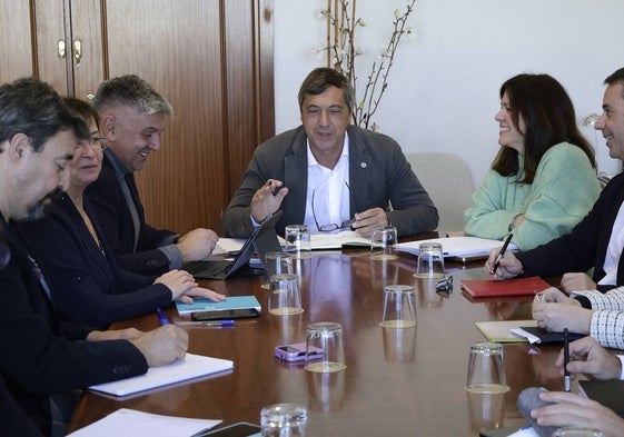 El rector, con algunos de los miembros de su equipo de gobierno, en una reunión.