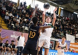 Moller lanza a canasta en el partido ante el Madrid.