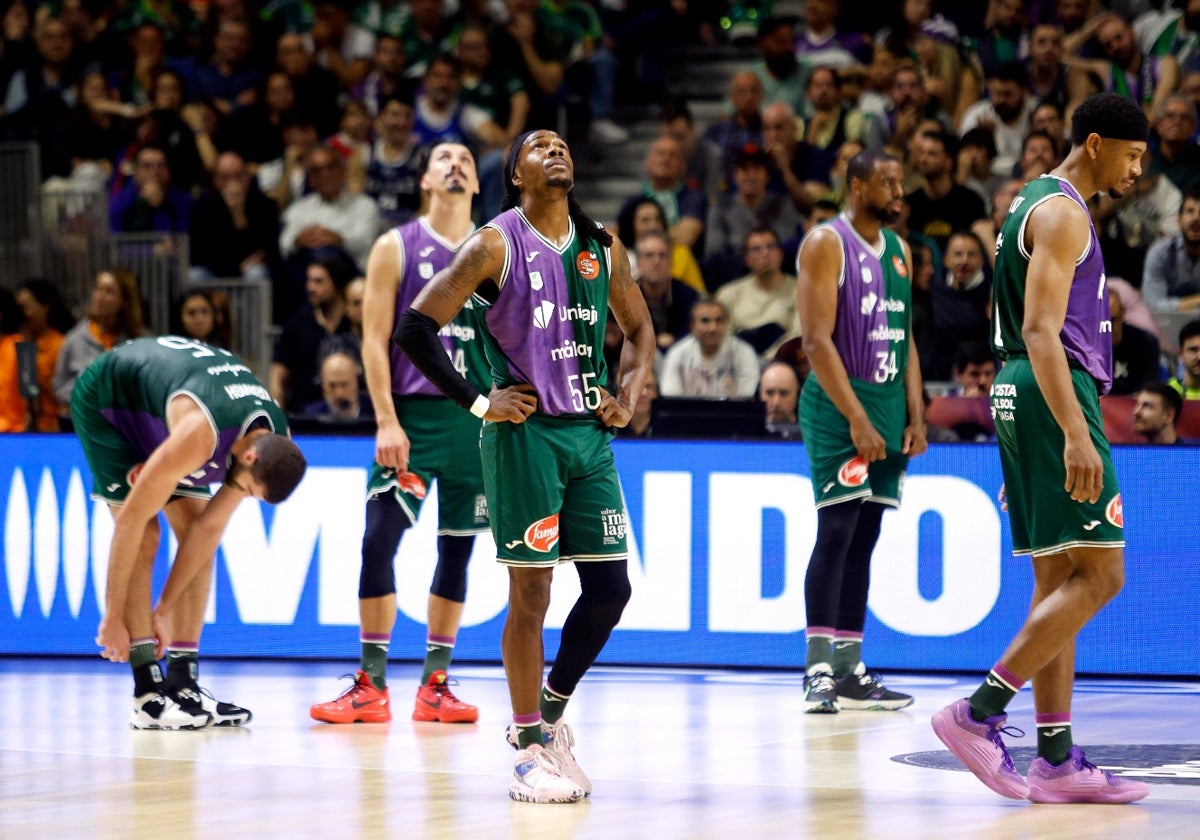 Los jugadores del Unicaja muestran su tristeza al final del encuentro.
