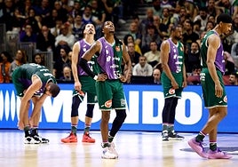 Los jugadores del Unicaja muestran su tristeza al final del encuentro.