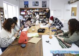 Las mujeres que participan del taller de costura y su profesora, Ainara Espina.