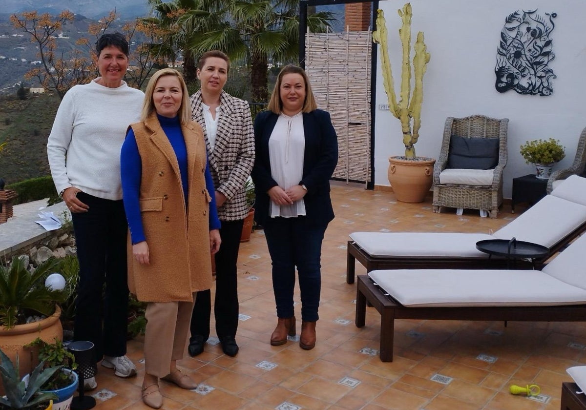 La primera ministra danesa, Mette Frederiksen, junto a las alcaldesas de Canillas de Albaida y Cómpeta, Encarnación Pareja y Rosa Luz Fernández, respectivamente, y la propietaria del establecimiento, Vréneli Stadelmaier.