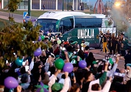 El autobús del Unicaja, entrando al Carpena.