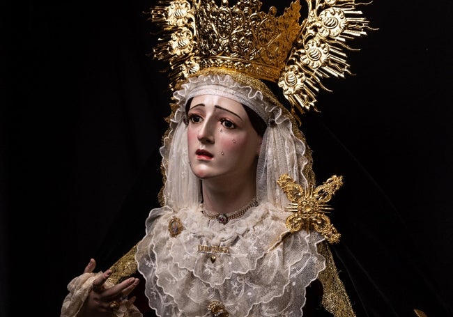 La Virgen de los Dolores de Torremolinos procesiona el Viernes Santo.