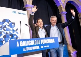 Juanma Moreno y Alfonso Rueda, en un mitin en la campaña gallega.