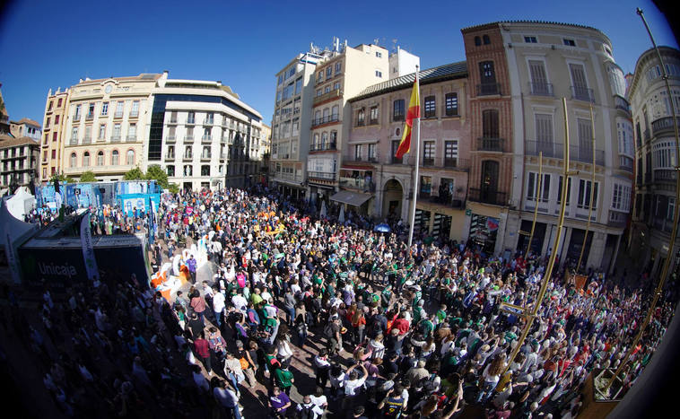 Las aficiones, a su llegada a la plaza de la Constitución