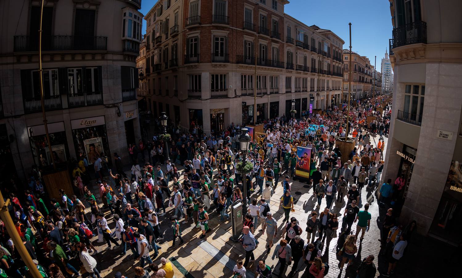 Las aficiones de la Copa llenan de color el centro de Málaga