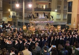 El vía crucis de antorchas se dirigió a la ermita del Calvario.