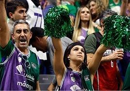 Aficionados del Unicaja animan a su equipo en el partido contra el Lenovo Tenerife.