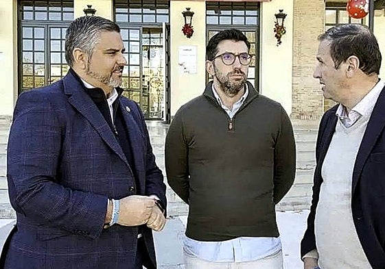 El alcalde de Teba, Cristóbal Corral y el alcalde de Campillos, Daniel Gómez, piden a Diputación de Málaga que reparen los daños en la carretera que les une.