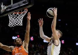 Musa trata de anotar ante Anderson