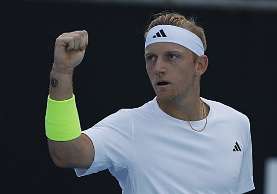 Alejandro Davidovich levanta el puño para celebrar un punto.