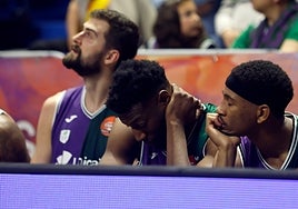 Kravish, Sima y Taylor, cariacontecidos en el banquillo.