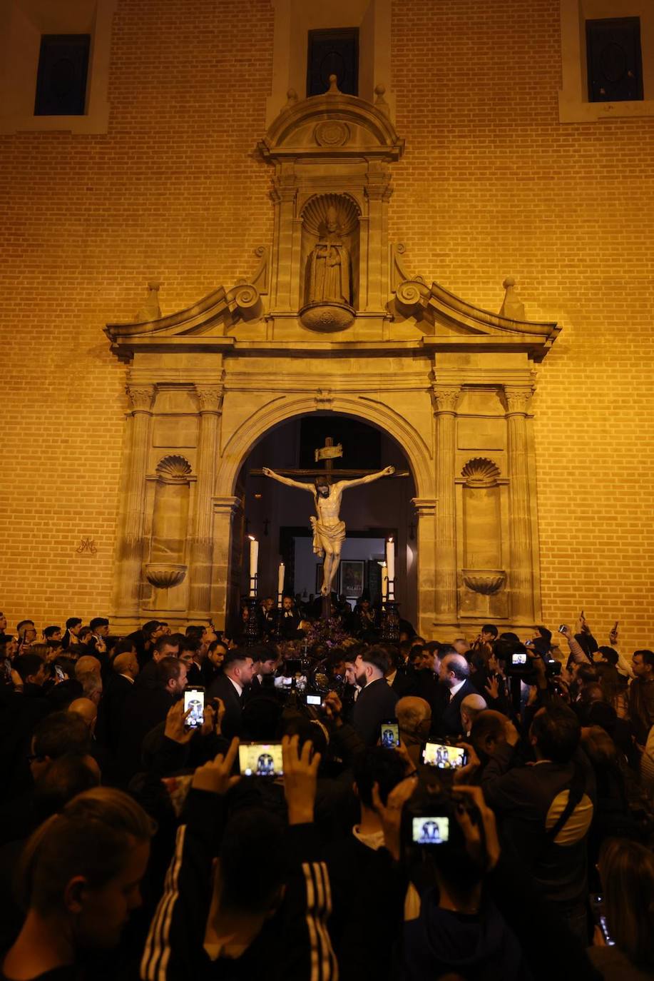 El Cristo de Ánimas de Ciegos preside el Vía crucis oficial de la Agrupación de Cofradías de Málaga