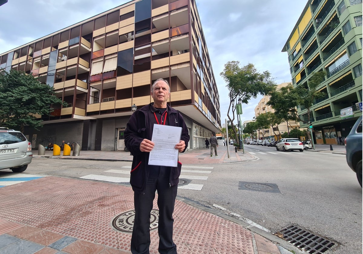 Paco Rodríguez muestra las cartas que ha recibido de la Sareb, delante del edificio del que le han obligado a marcharse.