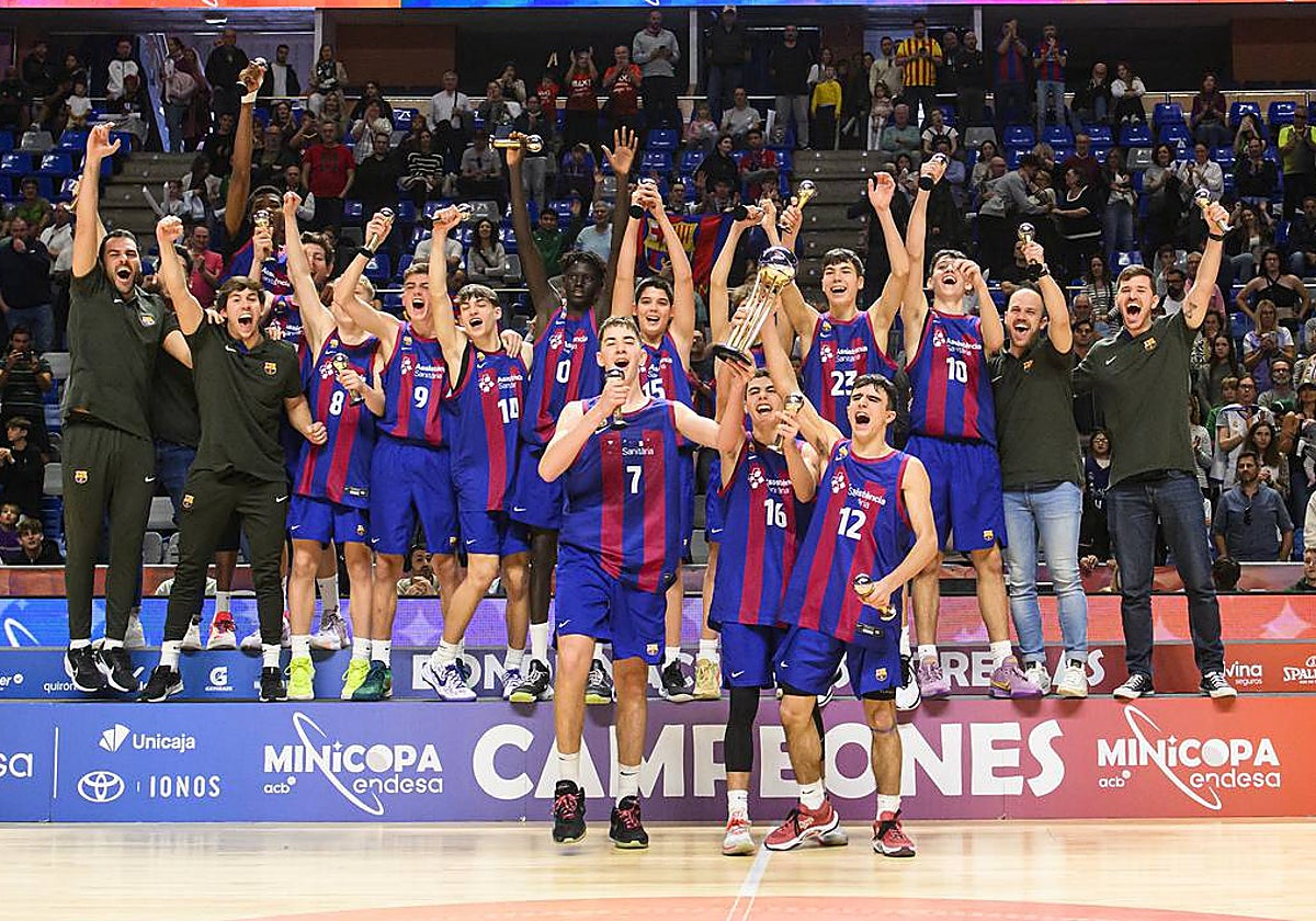 Los jugadores del Barcelona celebran el título.