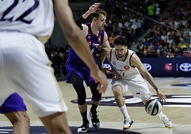 Campazzo, defendido por Vesely durante el partido.