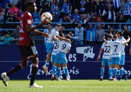 Los malaguistas celebran el primer gol del partido, en el minuto 16, como ante el Baleares.