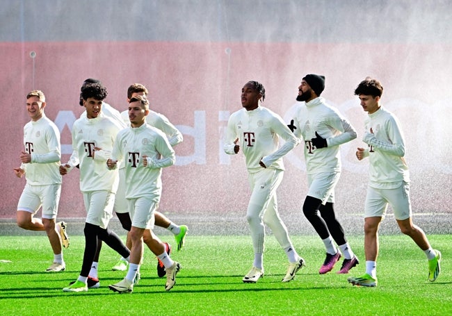 Bryan Zaragoza (en el centro de la imagen, tercero por la iquierda), en un entrenamiento con el cuadro muniqués.