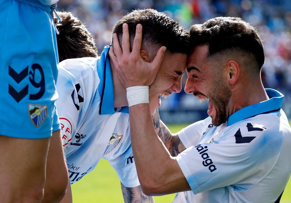 Los jugadores del Málaga Roberto y Víctor García celebran uno de los goles de la victoria contra el Recreativo de Huelva.