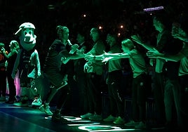 Dylan Osetkowski saluda al cuerpo técnico en la presentación del equipo.