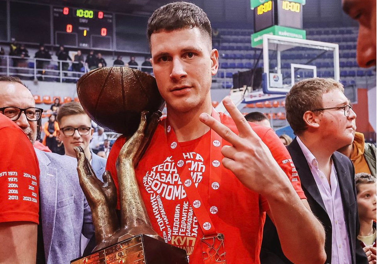 El excajista Nedovic, posa con el trofeo de la copa de Serbia logrado este fin de semana.