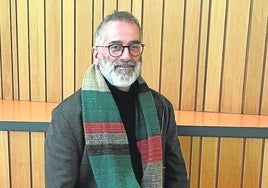 Francisco Guerreo posa en la Facultad de Educación de la Universidad de Málaga.