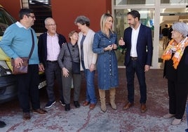 Dani Pérez y Patricia Alba, en el centro, durante su visita al centro de salud.