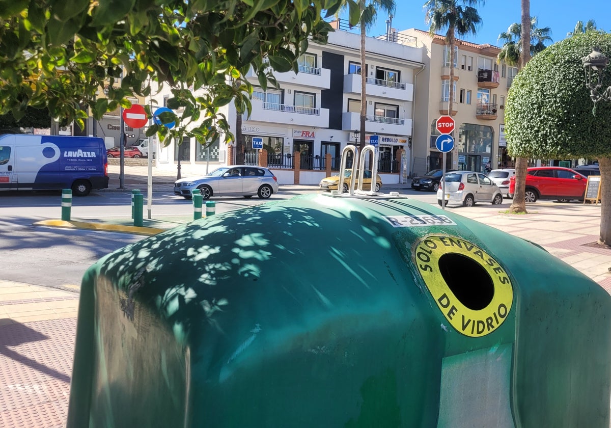 Un contenedor verde, empleado para depositar el vidrio.