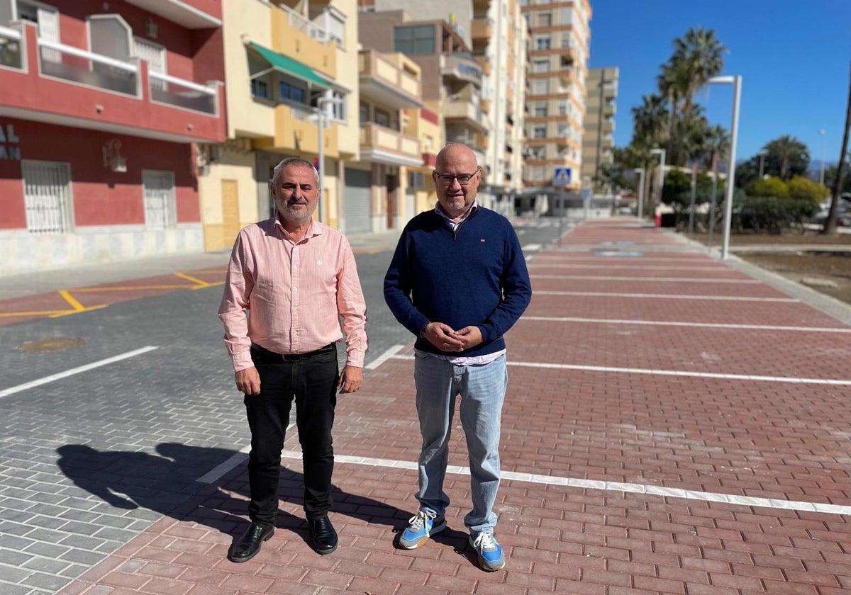 El edil de Infraestructuras y el teniente de Alcalde de Torre del Mar, en la zona.