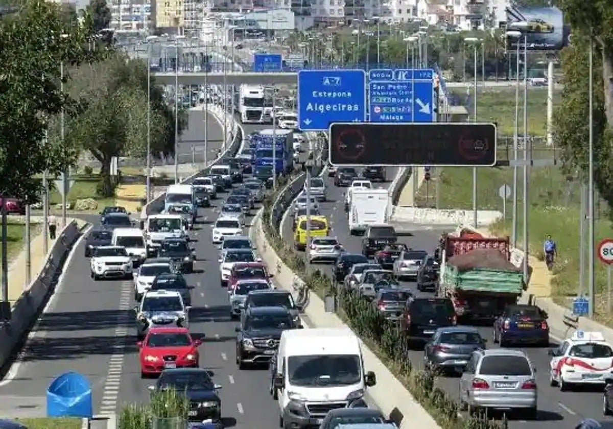 Retenciones en la autovía A-7 en Marbella.