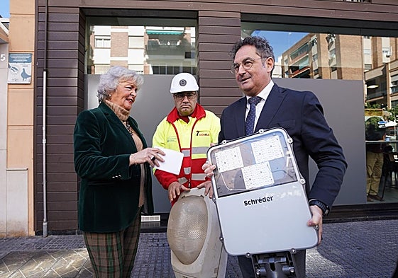 Porras y Cantos durante la presentación de las nuevas luminarias, cuyo aspecto contrasta con el de las más antiguas.