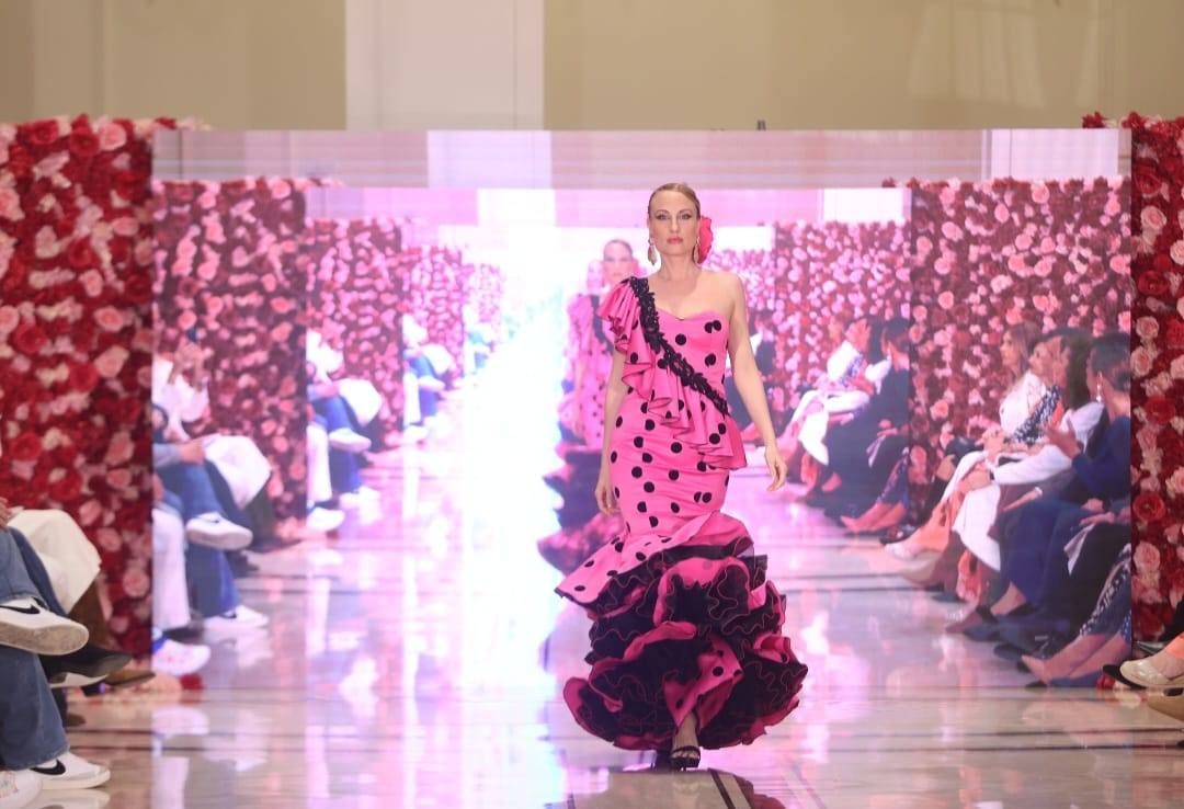 La pasarela de moda flamenca Con 2 lunares, en imágenes