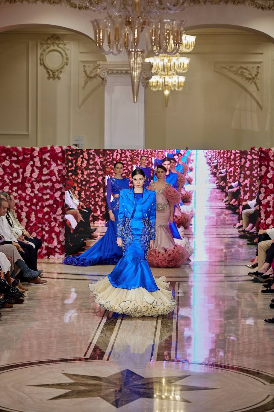 La pasarela de moda flamenca Con 2 lunares, en imágenes