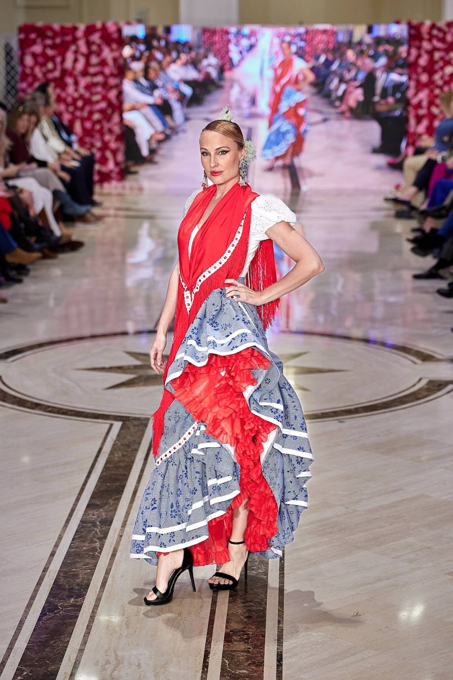 La pasarela de moda flamenca Con 2 lunares, en imágenes