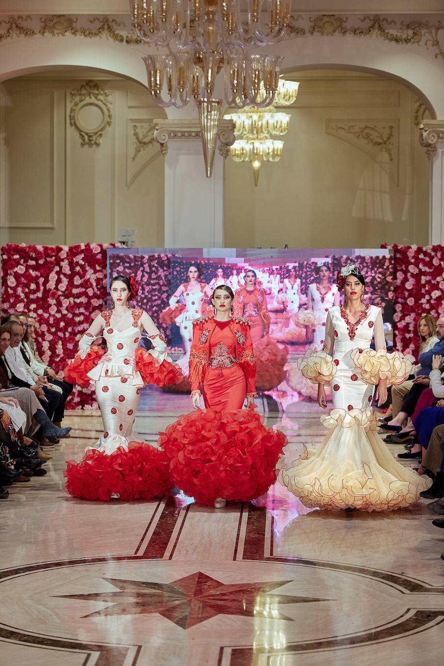 La pasarela de moda flamenca Con 2 lunares, en imágenes