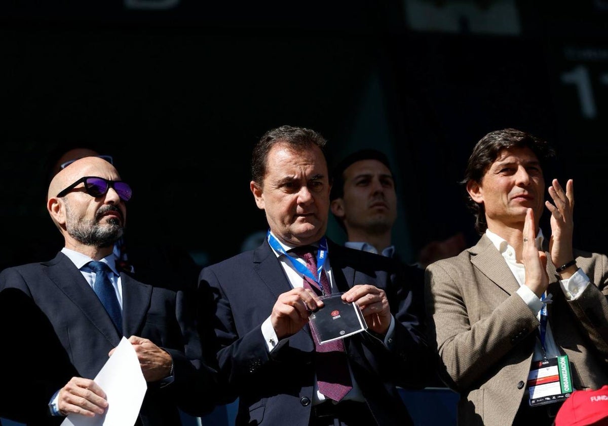 José María Muñoz, en el centro de la imagen, en el partido contra el Recreativo.