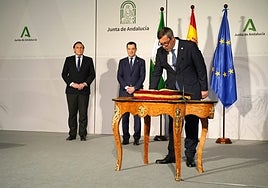 El rector, Teo López, durante su toma de posesión en el Palacio de San Telmo, en presencia del consejero de Universidad, José Carlos Gómez, y del presidente andaluz, Juanma Moreno.