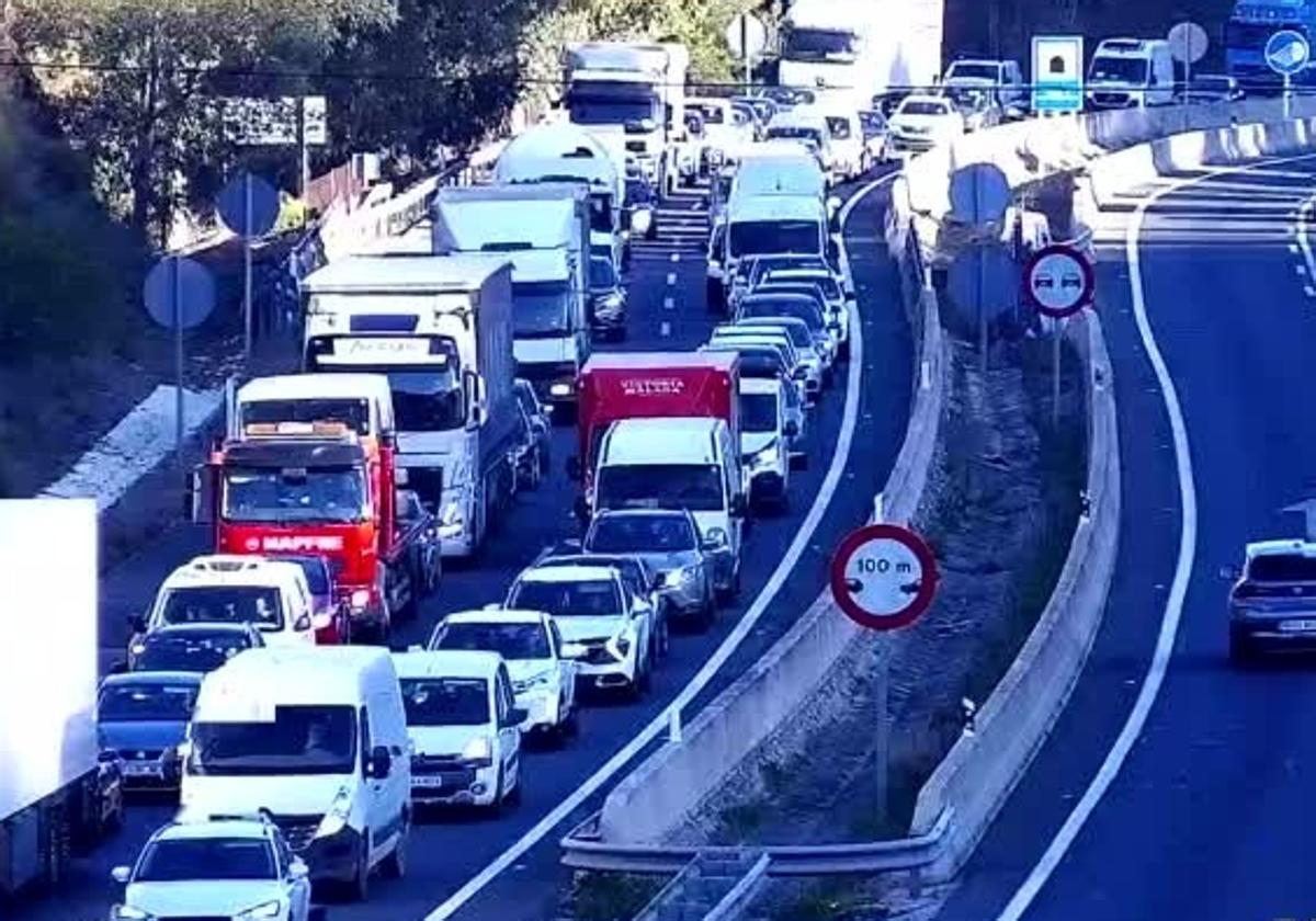 Atasco en el entorno del accidente.