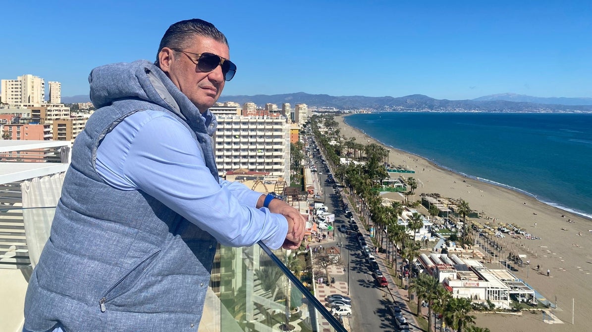 Misko Raznatovic posa para sur en la terraza del Hotel Meliá Costa del Sol durante la celebración de la Copa en Málaga.