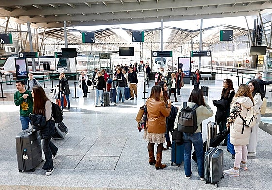 Viajeros en la estación María Zambrano de la capital malagueña, ayer.