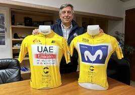 Joaquín Cuevas posa en Deporinter, la empresa que dirige, con los 'maillots' de los vencedores de la Vuelta a Andalucía 2023.