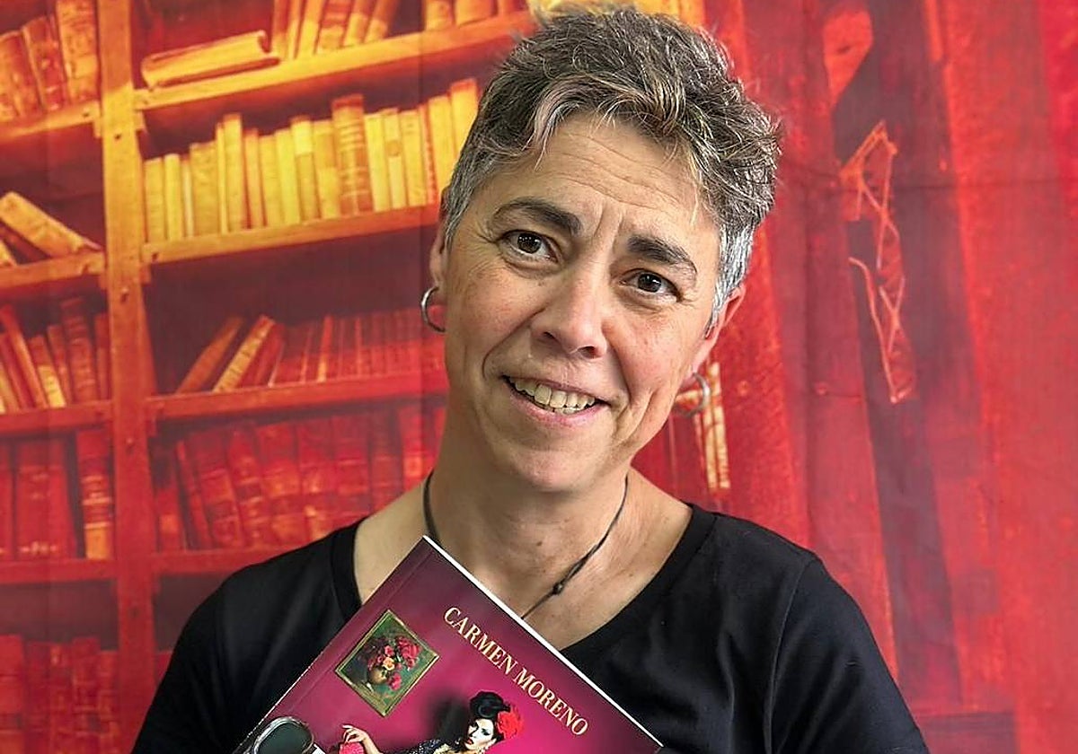 La escritora Carmen Moreno, con su libro.